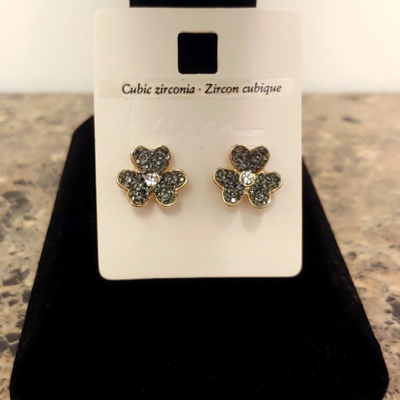 NWT Beautiful 🌼 Flower Earrings - Picture 2 of 2